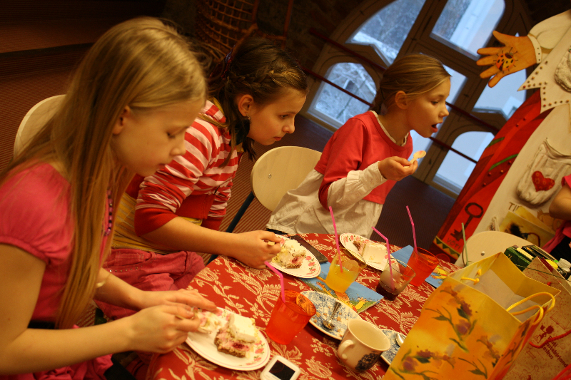lapse sünnipäev Tallinnas, lapsed söövad kooki
