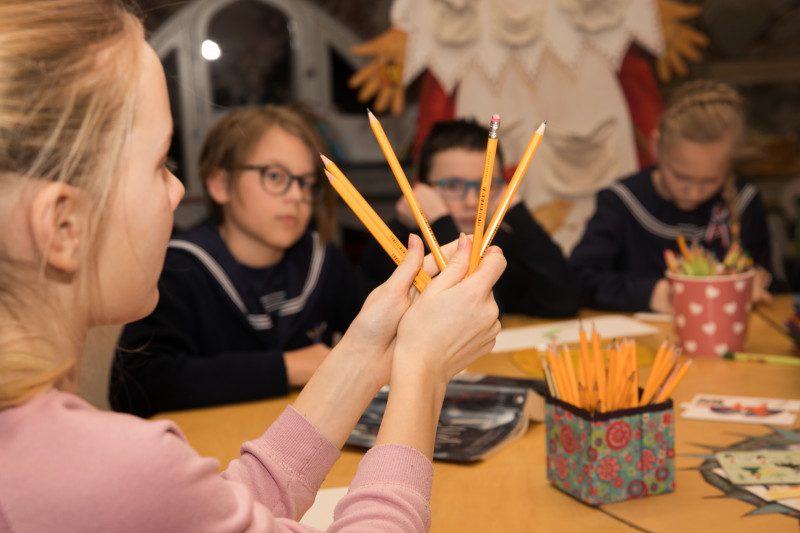 loovkirjutamise ring Tallinnas, laps hoiab pliiatseid