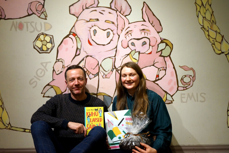 Kirjanik Indrek Koff ja illustraator Elina Sildre lastekirjanduse keskuse pööningul