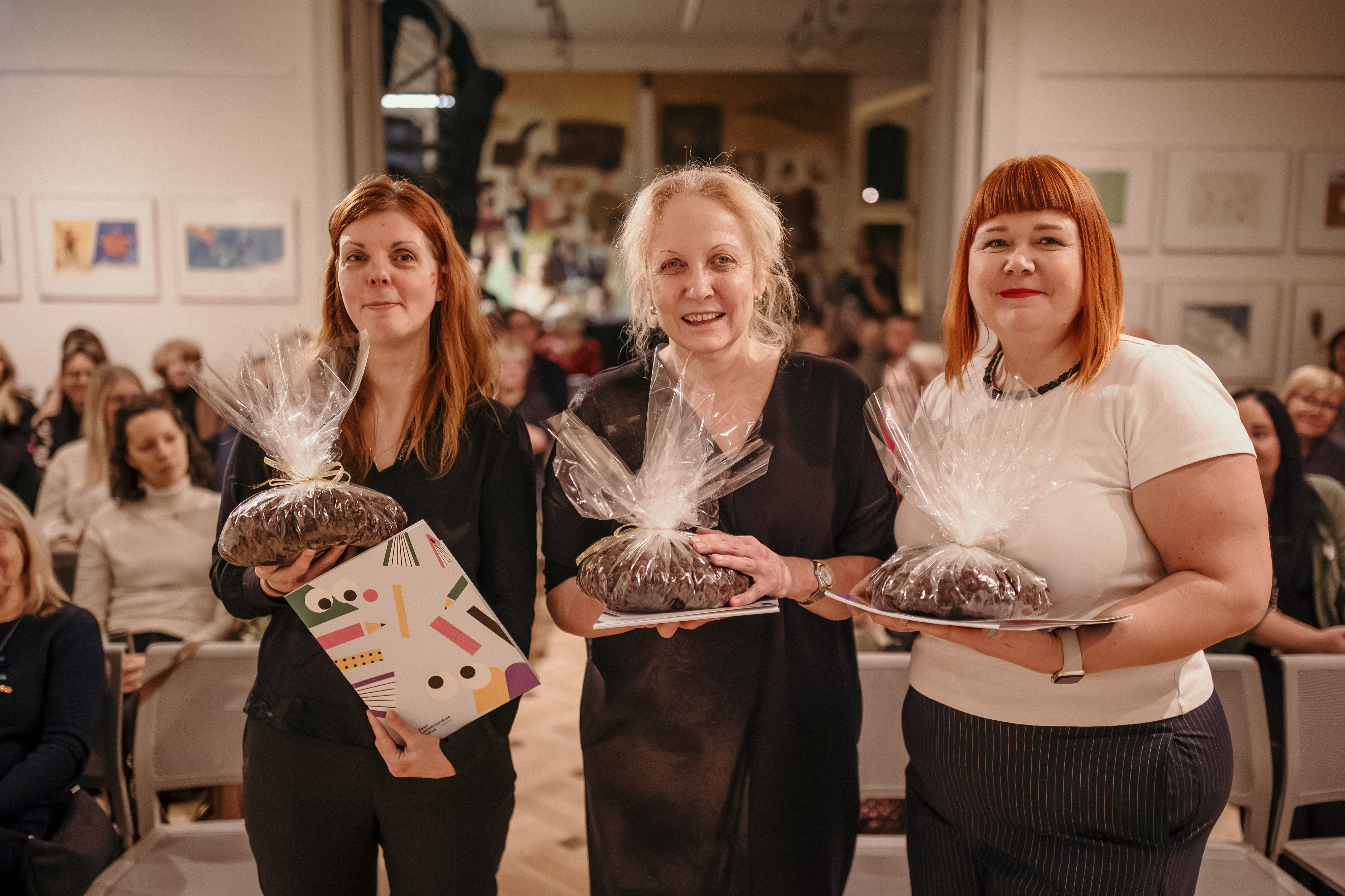 Lina Žutautė illustratsioon põhjapõdrast, kelle sarvedel on jõulukaunistused